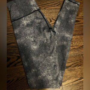 Lululemon Size 4 
Wunder Under running pants
30.5 in unseen 2.5 in waist band